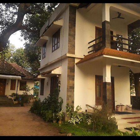 Abru'S Holidays International Travelers Alappuzha Экстерьер фото