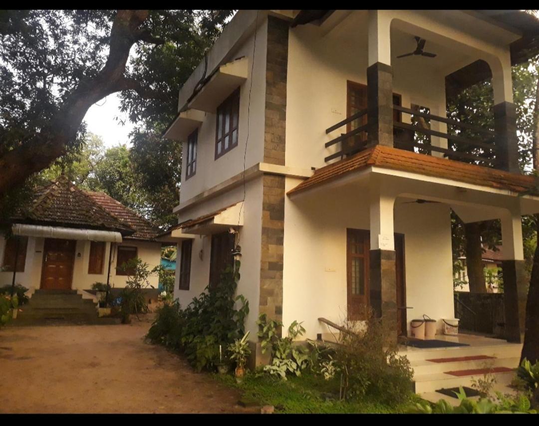 Abru'S Holidays International Travelers Alappuzha Экстерьер фото