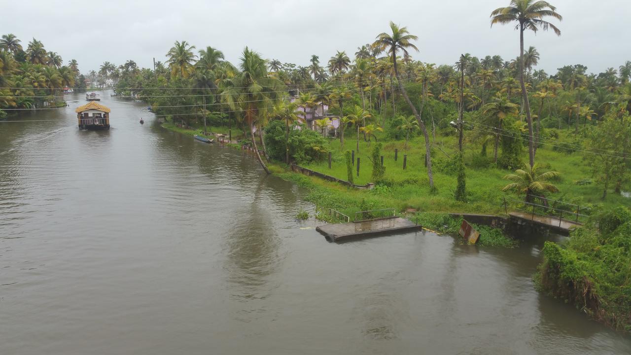 Abru'S Holidays International Travelers Alappuzha Экстерьер фото