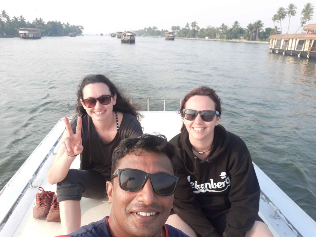Abru'S Holidays International Travelers Alappuzha Экстерьер фото